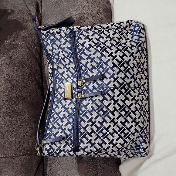 Tommy Hilfiger Handbags - Tommy Hilfiger Purse